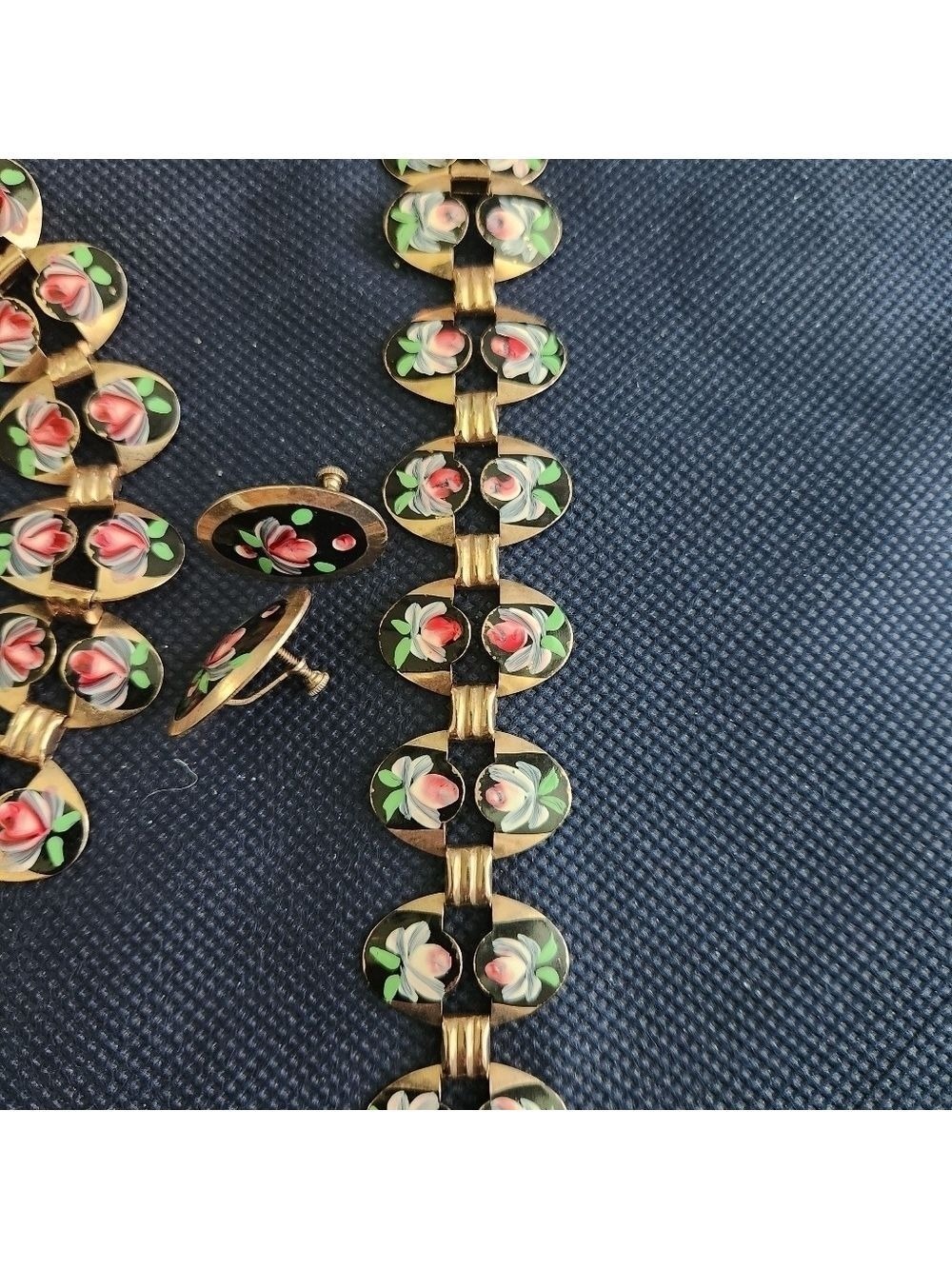 1950s vtg handpainted rose enamel metal screwback earrings, necklace & bracelet - Picture 4 of 4